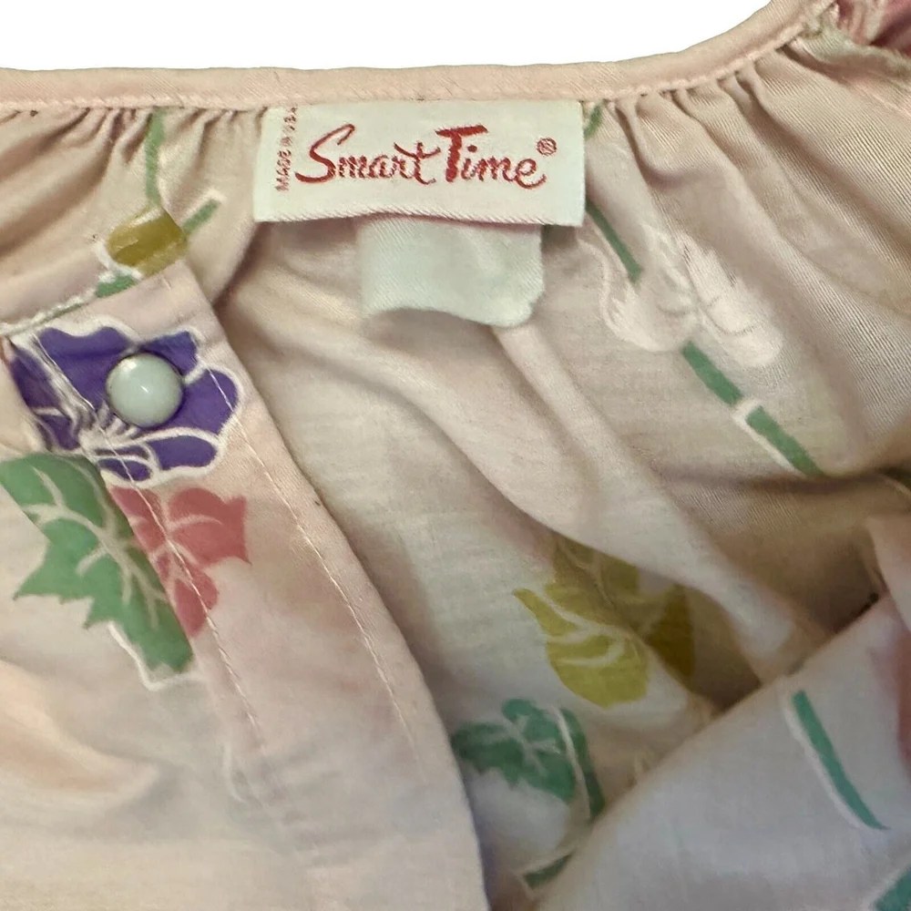 Vntg USA Housecoat Gown Floral Pearl Snap Grandma Cottage Pink Granny Mumu Retro